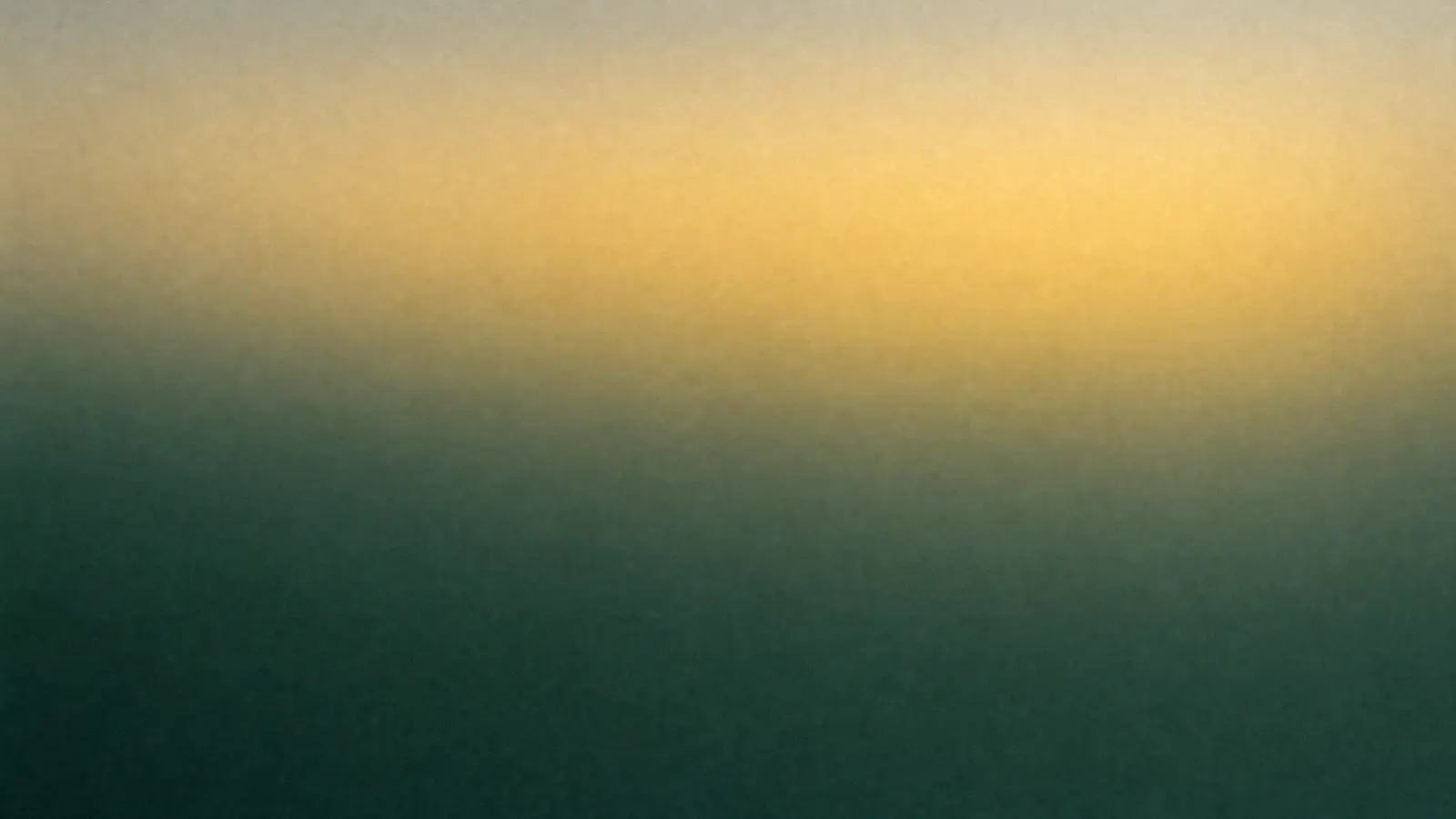 Abstrakter Farbverlauf in dunklem Tannengrün mit goldenem Lichtband als Titelbild der Kategorie Ratgeber und Compliance